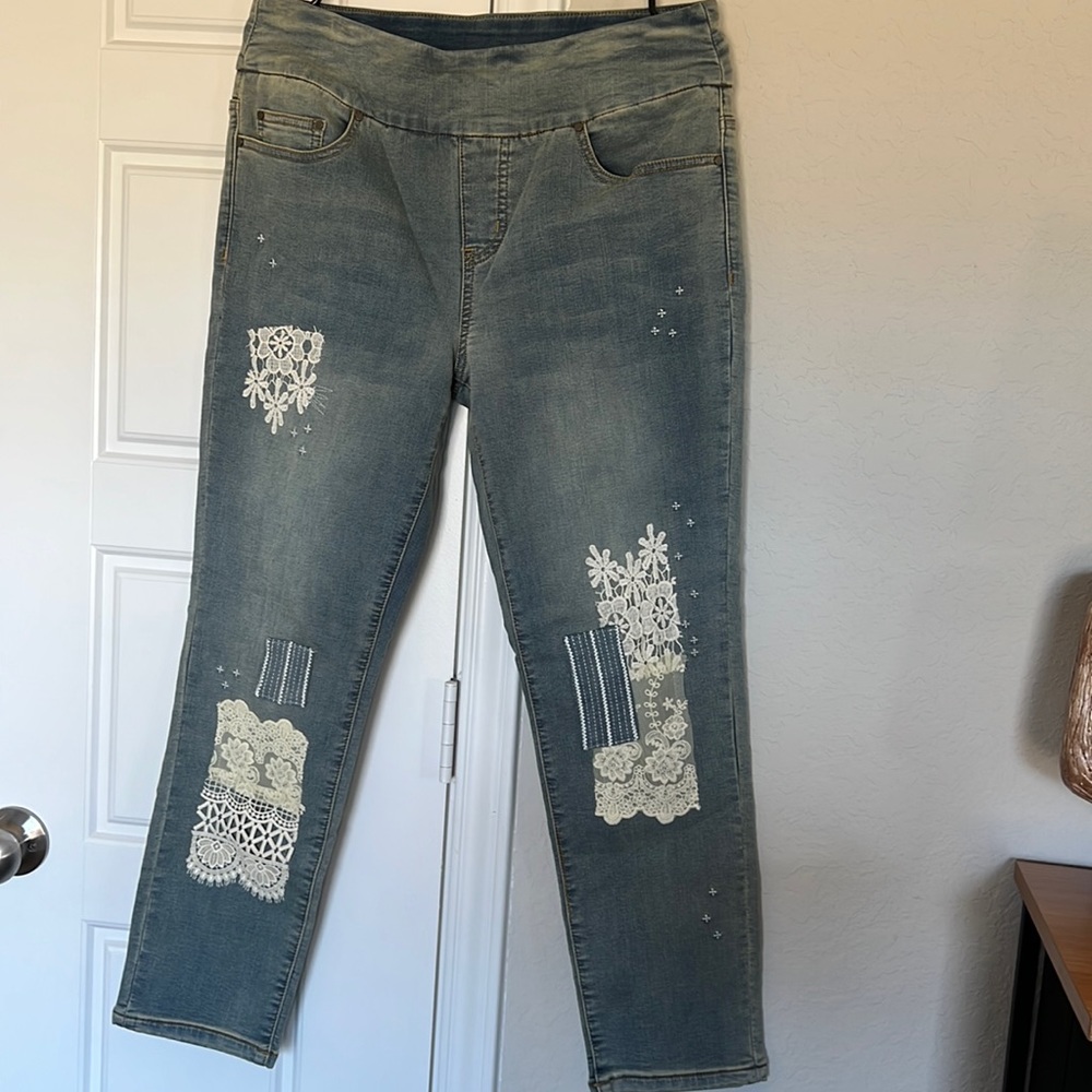 Coldwater Creek embroidered size 10P jeans.